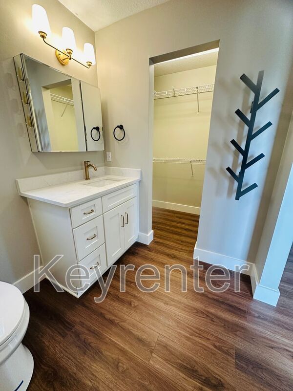 Building Photo - 5330 Blue Star Dr