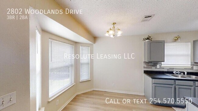 Building Photo - 2802 Woodlands Dr