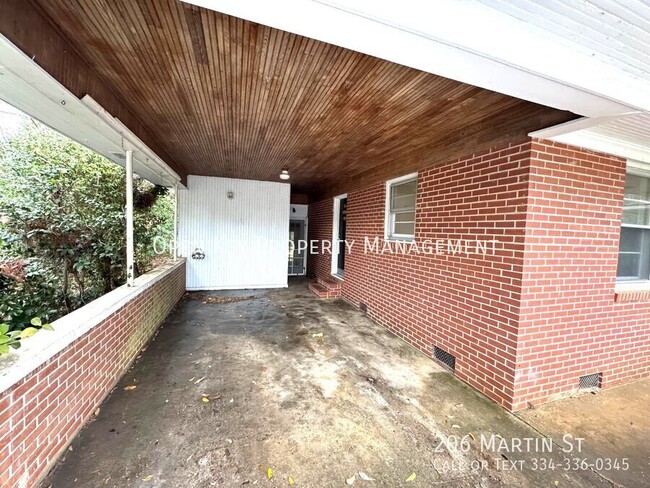 Building Photo - 206 Martin St