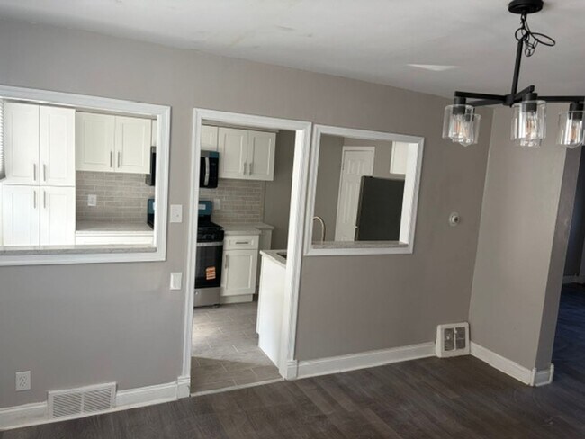 Building Photo - Gorgeous 3-Bedroom Townhome in Holmesburg! Available NOW!