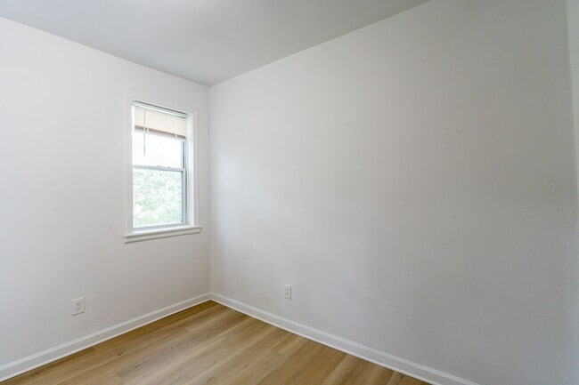 Building Photo - Newly rehabbed with central air