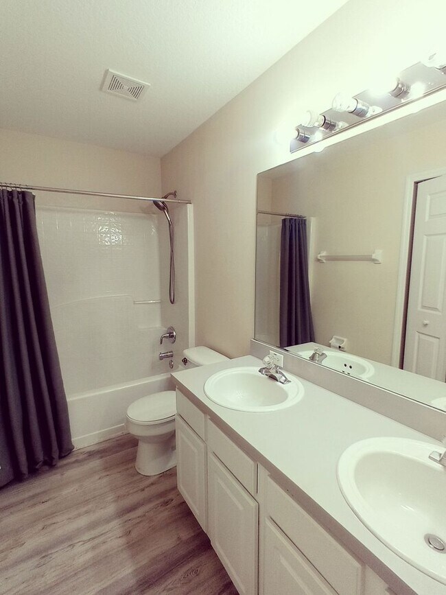 Building Photo - 17411 Woodcrest Way