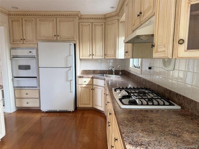 Building Photo - 14 Genesee Dr