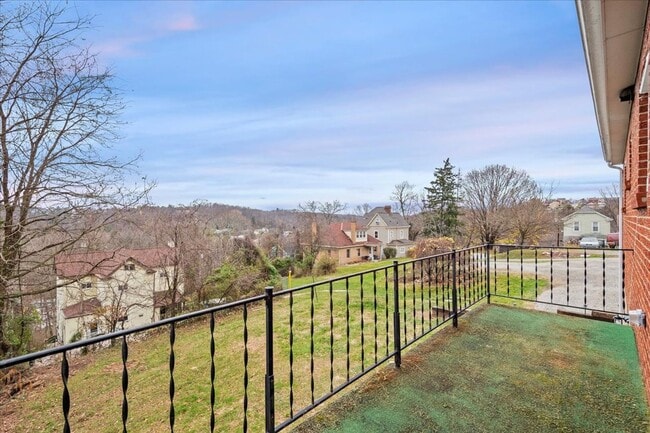 Building Photo - Renovated 4 Bed in Carrick