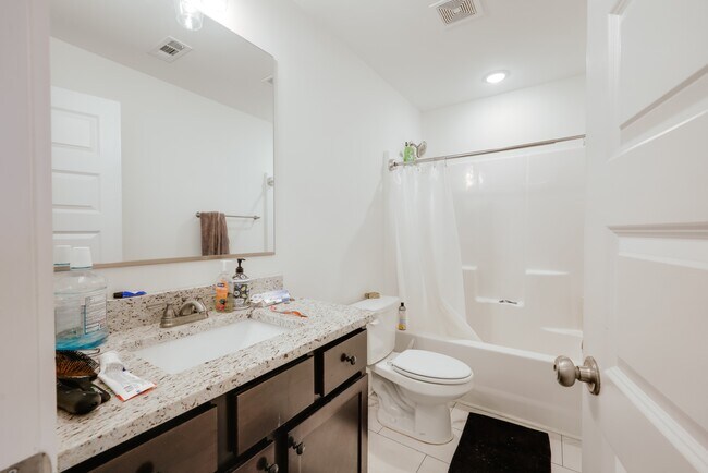 Building Photo - 374 Arch St