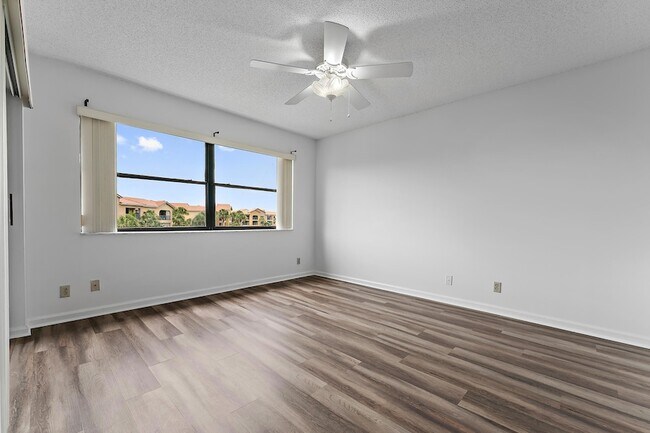 Building Photo - 700 Uno Lago Dr
