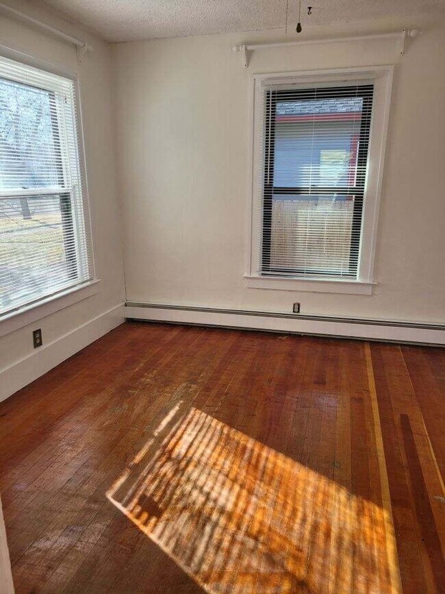 Building Photo - 2 bed 2 bath house