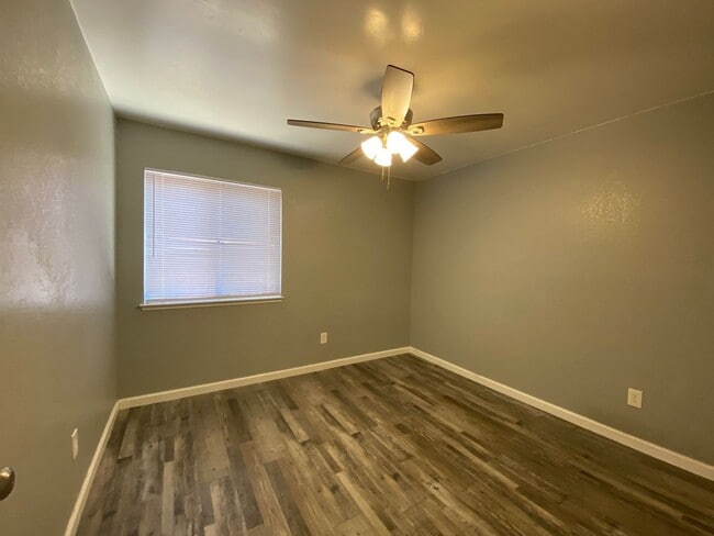 Building Photo - Newley Remodeled 3 BD 2 BA house on corner...