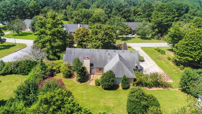 Building Photo - Don’t Miss This Beautiful 4BR/2BA Home wit...