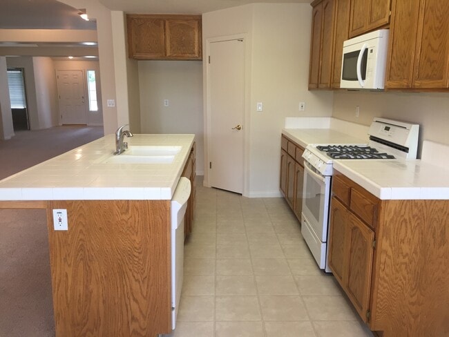 Building Photo - 5801 Roscomare St