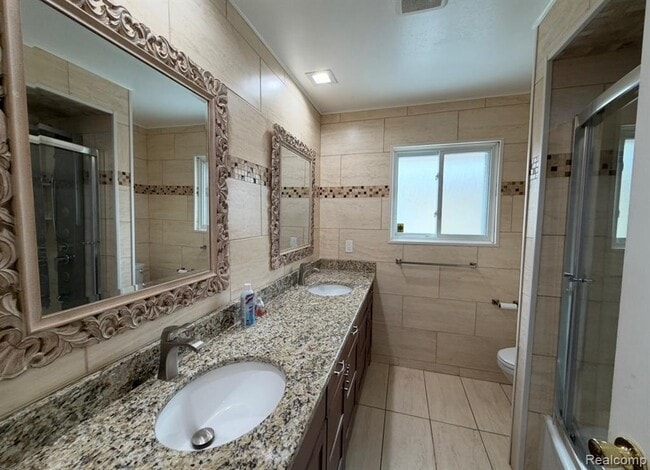 Building Photo - 39725 Crystal Dr