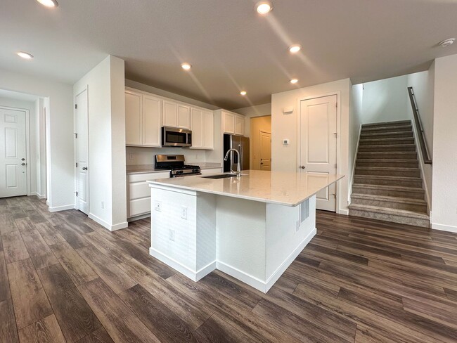 Building Photo - Luxurious 3bd home in Dove Village