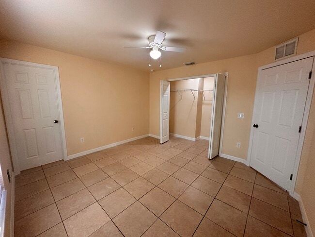 Building Photo - 906 SE 12th Terrace