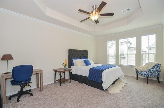 Building Photo - 10014 Spring Shadows Park Cir