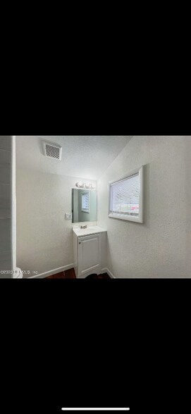 Building Photo - 1122 W 31st St