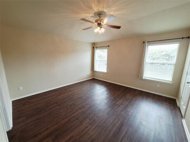 Building Photo - 325 Comal Run