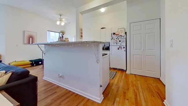 Building Photo - Top Floor East Lakeview 2 Bed/2 Bath