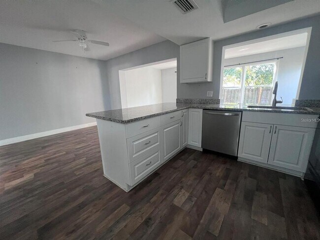 Building Photo - 2072 Los Lomas Dr