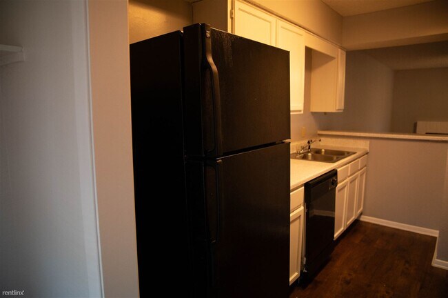 Building Photo - 2 br, 1 bath Townhome - 5803 Shadydell Dr