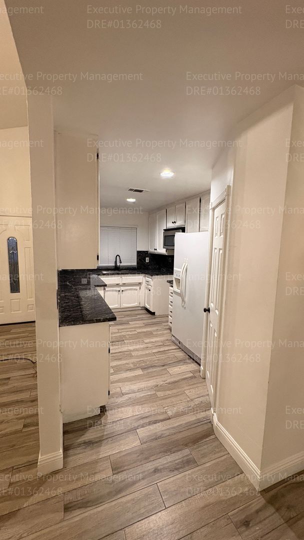 Building Photo - 3 bedroom 2 bathroom home with pool and near shopping centers.