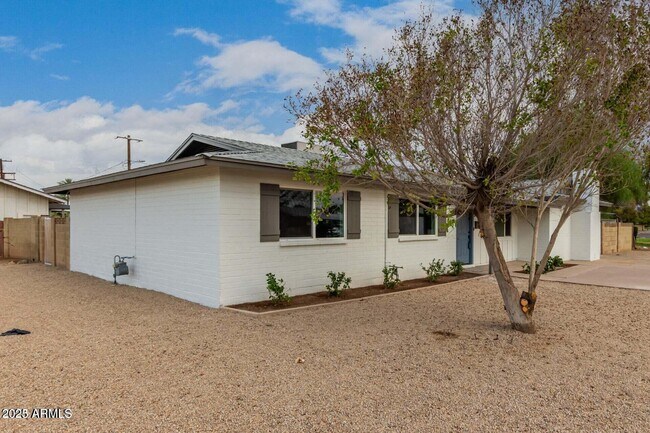 Building Photo - 3933 W Cactus Wren Dr