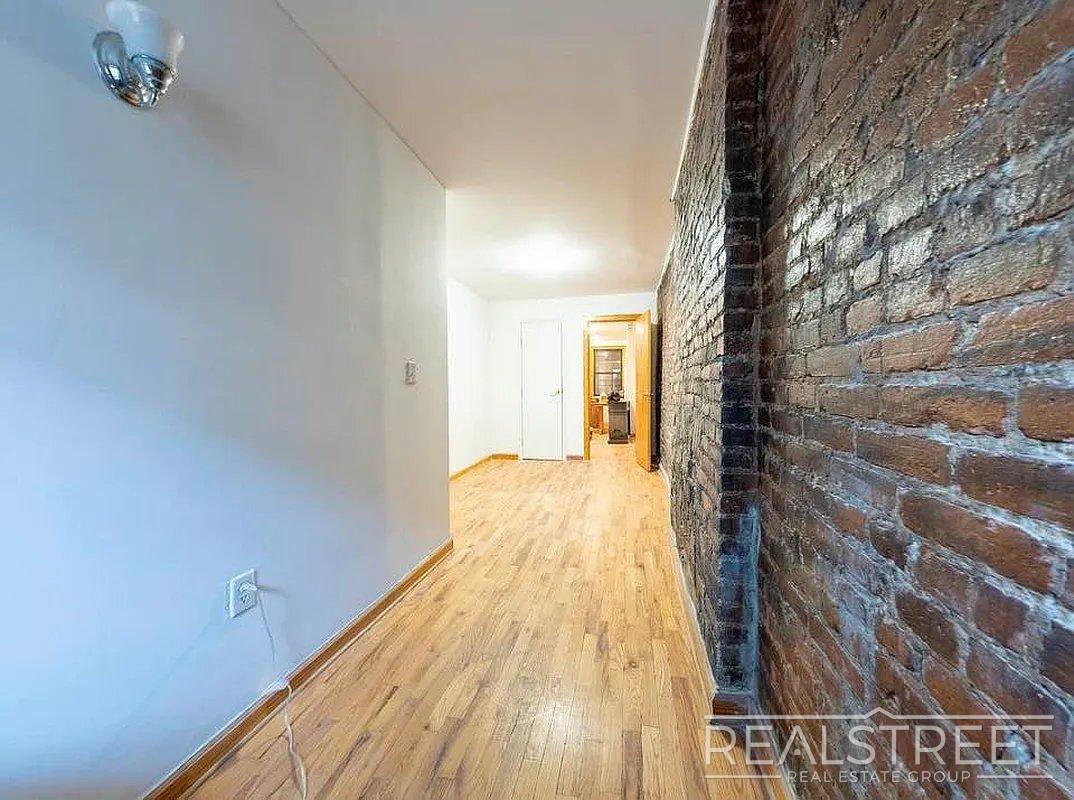 Building Photo - No Fee – 4 Bed / 1.5 Bath with Private Bac...