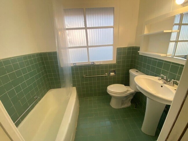 Building Photo - Single Family -3 Bed, 3.5 Bath + Studio in  Aiea !!