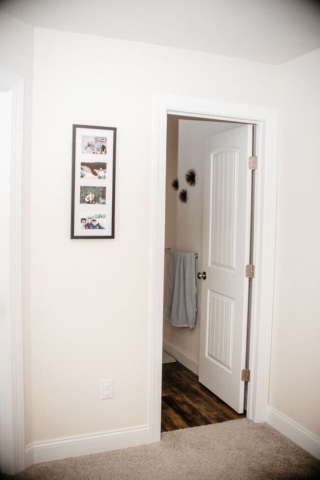 Building Photo - 220 Callie Dr