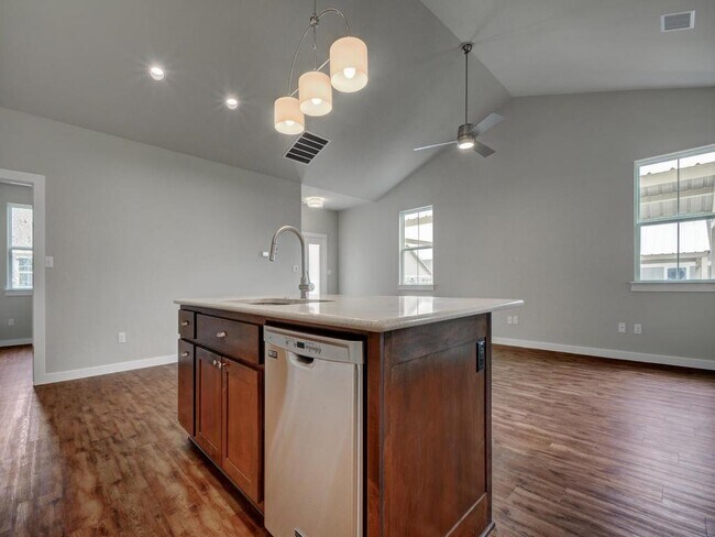 Building Photo - 240 Rose Dr