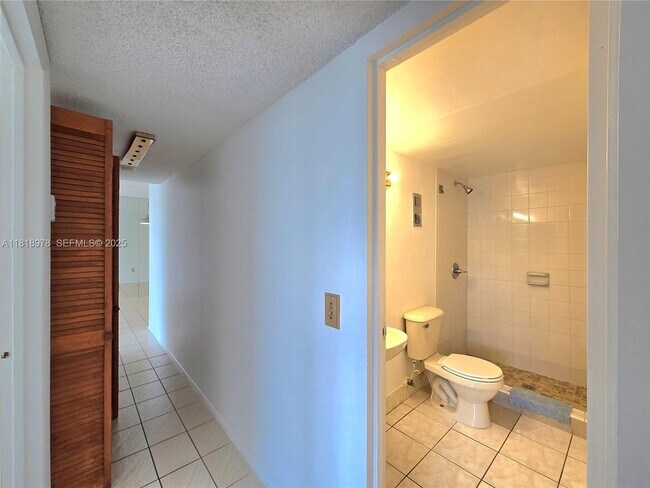 Building Photo - 2500 NE 135th St