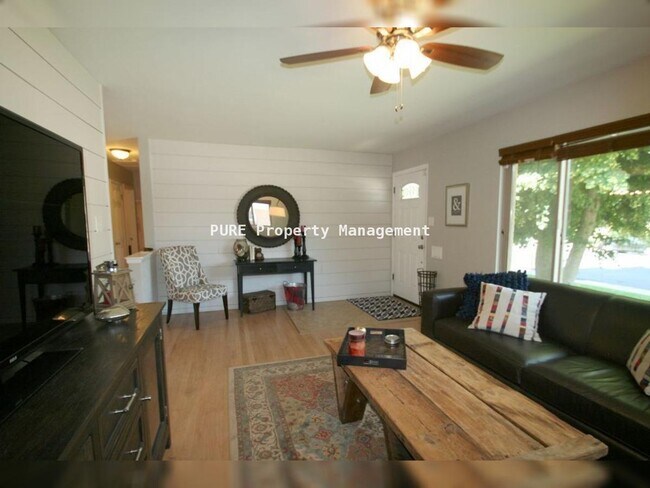 Building Photo - 3 Bed/2 Bath Ranch Home on Large Lot with Oversized Garage