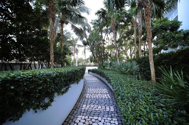Building Photo - 2020 N Bayshore Dr