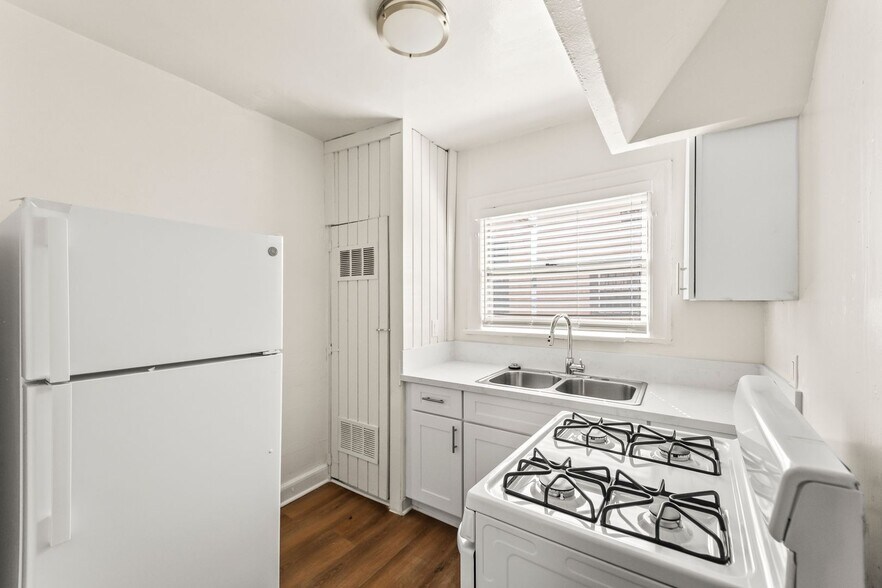 Building Photo - 314/316 W 50th St.