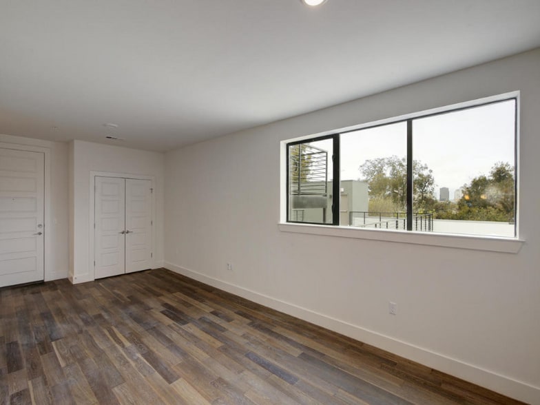 Building Photo - 1615 E 7th St