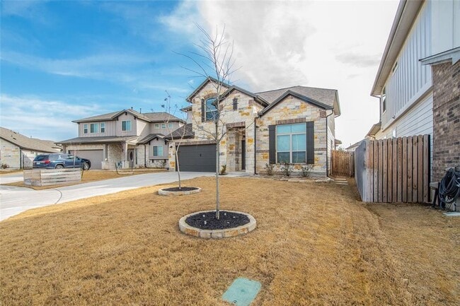 Building Photo - 921 Medina Wy