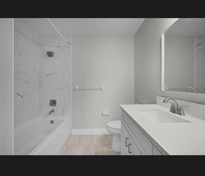Building Photo - 13929 Fairway Island Dr
