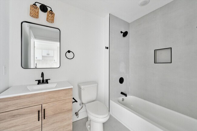 Interior Photo - 2520 N Front St