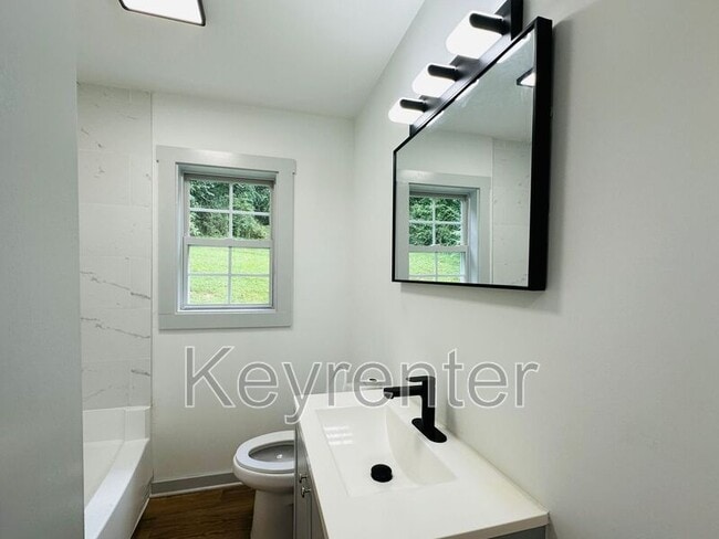 Building Photo - 800 Gertrude Ave