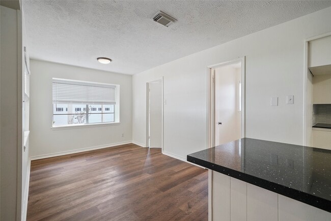 Building Photo - 719 Thornwood Dr