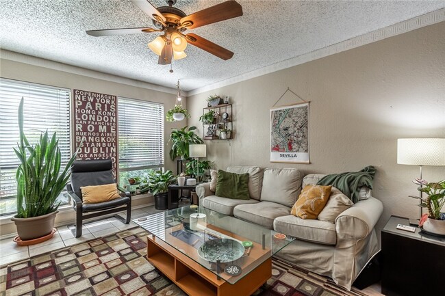 Building Photo - 2 Bd / 2 Ba Townhome Minutes Away From Campus & Downtown!