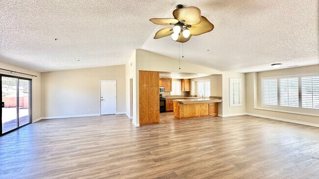 Building Photo - Wonderful Single Story Ranch Style Home on Sprawling Country Property in Vista!