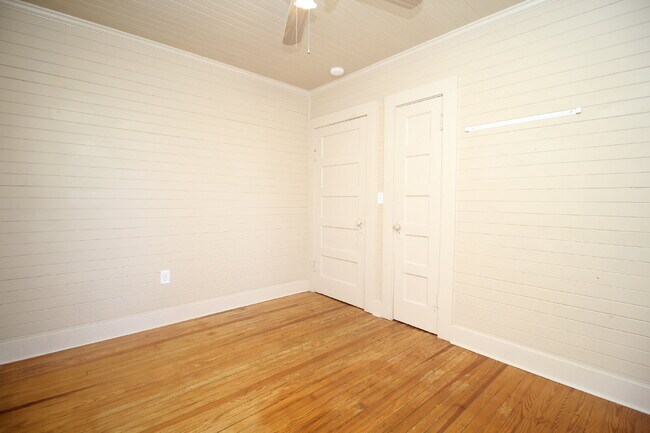 Building Photo - East Pensacola Heights 2BR Cottage Near Downtown with Heart-Pine Floors, Updated Kitchen & Rear A...