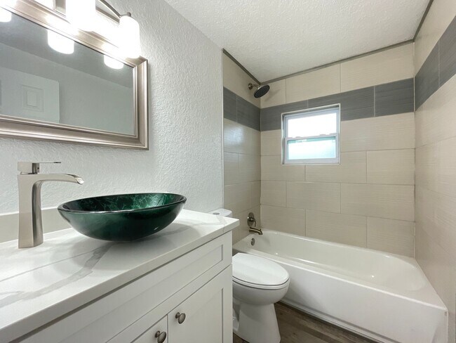 Building Photo - Beautifully Renovated 2/1 Duplex in Lake H...