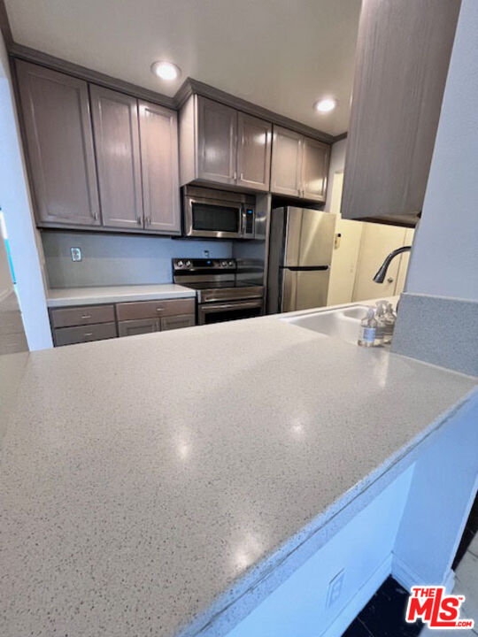 Building Photo - 906 N Doheny Dr