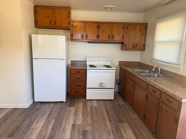 Building Photo - Adorable Duplex with New Flooring! - Lawncare Included!