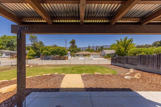 Building Photo - Oak View Abode
