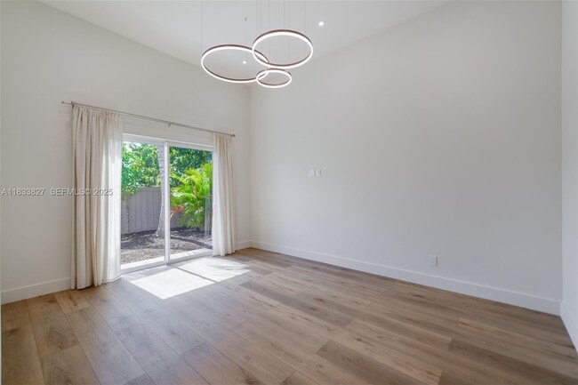 Building Photo - 635 SW 9th St