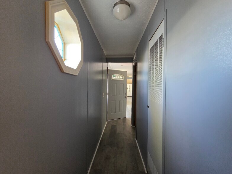 Building Photo - 1511 Mydland Rd