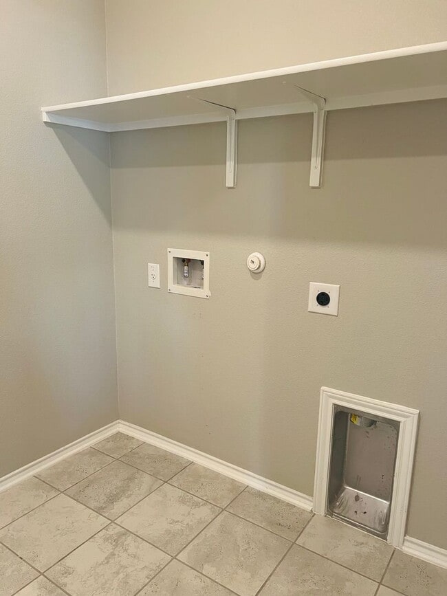 Building Photo - Tech Ridge Area Gem – Nearly 3,000 Sq Ft o...