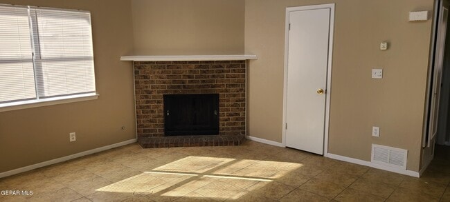 Building Photo - 1551 Common Dr